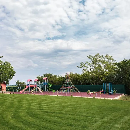 Kuria Cerveny Majer * Senec