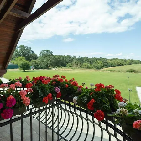 Hotel Kuria Cerveny Majer *