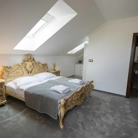 Hotel Kuria Cerveny Majer *