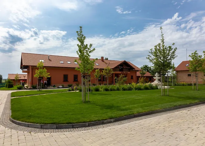 Otel Kuria Cerveny Majer Senec