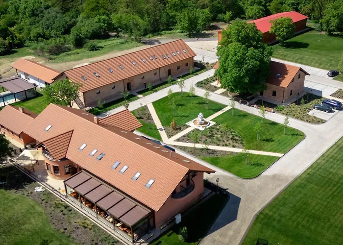 Otel Kuria Cerveny Majer